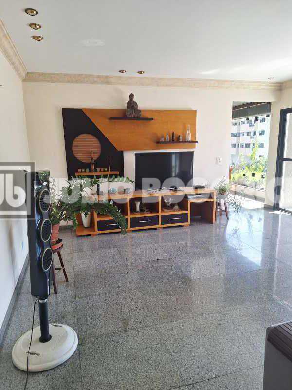 Conheça Salão_4 do imóvel - Freguesia Alto Padrão 4 quartos 2 suítes 1 escritório dependencia completa 3 varandas 3 vagas de garagem.239 m2.Vale a visita! - JBJ40399 - 36 Salão_4 - 36
