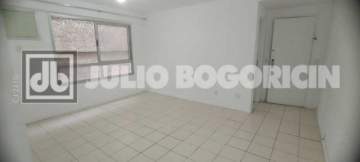 Oportunidade - Excelente apartamento, varanda, 2 quartos (suíte), vaga de garagem escriturada, piscina, churrasqueira, sauna. - JBT207265