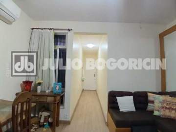 Oportunidade - Excelente imóvel na Rua Andrade Pertence , rua boa bem arborizada e com PREÇO. Sala ampla o 2º quarto é a dependência revertida , banheiro social cozinha área e banheiro , semi mobiliado, vaga para alugar - JBF16939