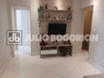 Imperdível - Lindo apartamento, totalmente reformado, 2 quartos, dependências. Portaria 24 horas. - JBT207273