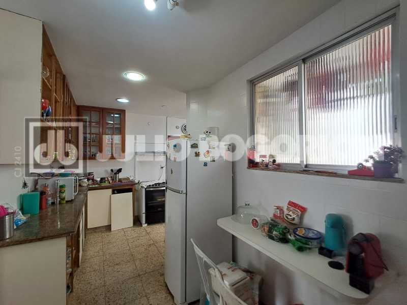 8a5a6b6b-a2f7-45e8-b8f7-0aea8a - 28