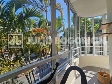 Prédio charmoso, localizado em rua arborizada, apartamento todo reformado. Nada a fazer. - JBIPA38070