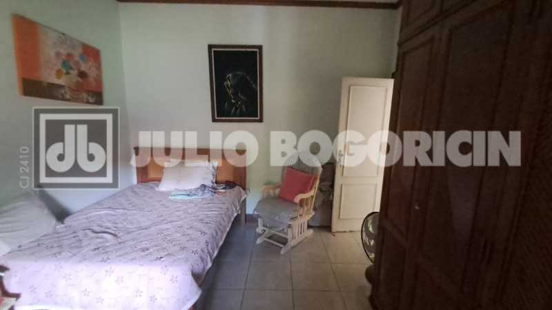 Conheça WhatsApp Image 2026-01-15 at 1 do imóvel - taquara-jacarepagua-sitio-4casas-10quartos-5suites-jardim-piscina-rea gourmet- churrasqueira-campo futebol-nascente-cachoeirra-lago com peixes-arvores frutiferas,pomar-60vagas - JBJ601994 - 14 WhatsApp Image 2026-01-15 at 1 - 14