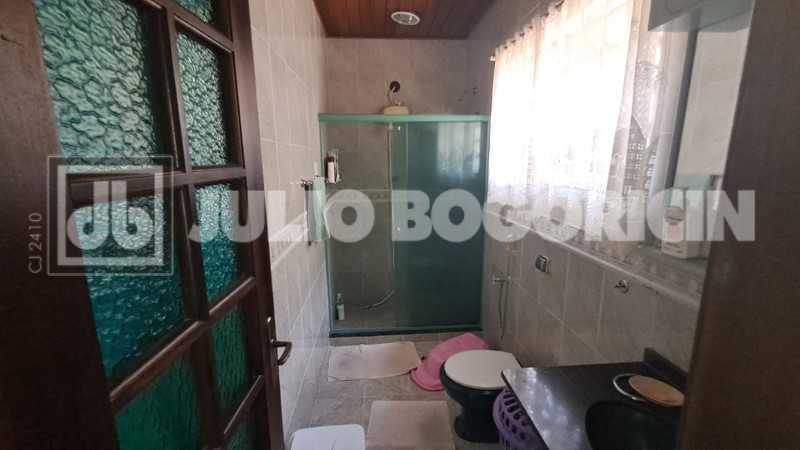 Conheça WhatsApp Image 2026-01-15 at 1 do imóvel - taquara-jacarepagua-sitio-4casas-10quartos-5suites-jardim-piscina-rea gourmet- churrasqueira-campo futebol-nascente-cachoeirra-lago com peixes-arvores frutiferas,pomar-60vagas - JBJ601994 - 15 WhatsApp Image 2026-01-15 at 1 - 15