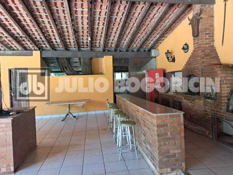 Conheça WhatsApp Image 2026-01-15 at 1 do imóvel - taquara-jacarepagua-sitio-4casas-10quartos-5suites-jardim-piscina-rea gourmet- churrasqueira-campo futebol-nascente-cachoeirra-lago com peixes-arvores frutiferas,pomar-60vagas - JBJ601994 - 25 WhatsApp Image 2026-01-15 at 1 - 25