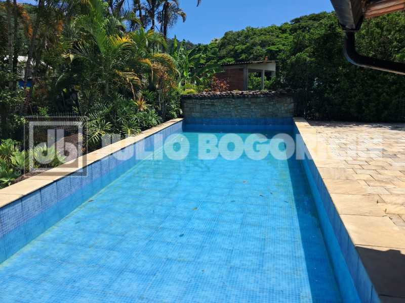 Conheça WhatsApp Image 2026-01-15 at 1 do imóvel - taquara-jacarepagua-sitio-4casas-10quartos-5suites-jardim-piscina-rea gourmet- churrasqueira-campo futebol-nascente-cachoeirra-lago com peixes-arvores frutiferas,pomar-60vagas - JBJ601994 - 28 WhatsApp Image 2026-01-15 at 1 - 28