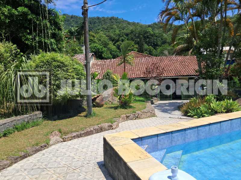 Conheça WhatsApp Image 2026-01-15 at 1 do imóvel - taquara-jacarepagua-sitio-4casas-10quartos-5suites-jardim-piscina-rea gourmet- churrasqueira-campo futebol-nascente-cachoeirra-lago com peixes-arvores frutiferas,pomar-60vagas - JBJ601994 - 29 WhatsApp Image 2026-01-15 at 1 - 29