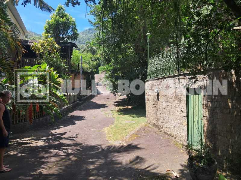 Conheça WhatsApp Image 2026-01-15 at 1 do imóvel - taquara-jacarepagua-sitio-4casas-10quartos-5suites-jardim-piscina-rea gourmet- churrasqueira-campo futebol-nascente-cachoeirra-lago com peixes-arvores frutiferas,pomar-60vagas - JBJ601994 - 30 WhatsApp Image 2026-01-15 at 1 - 30