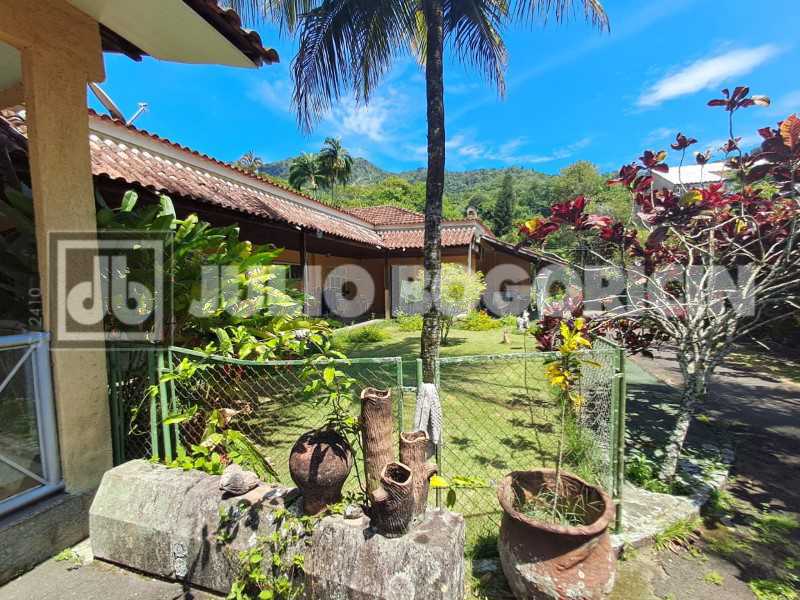 Conheça WhatsApp Image 2026-01-15 at 1 do imóvel - taquara-jacarepagua-sitio-4casas-10quartos-5suites-jardim-piscina-rea gourmet- churrasqueira-campo futebol-nascente-cachoeirra-lago com peixes-arvores frutiferas,pomar-60vagas - JBJ601994 - 33 WhatsApp Image 2026-01-15 at 1 - 33