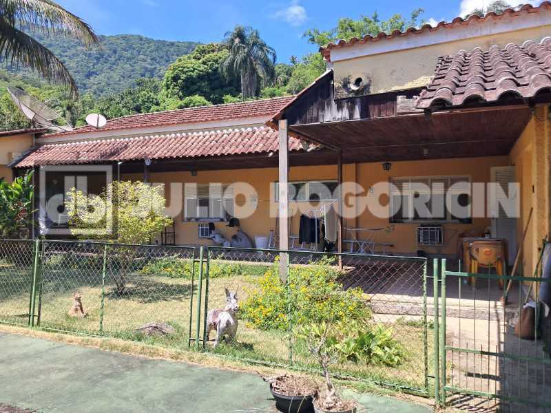 Conheça WhatsApp Image 2026-01-15 at 1 do imóvel - taquara-jacarepagua-sitio-4casas-10quartos-5suites-jardim-piscina-rea gourmet- churrasqueira-campo futebol-nascente-cachoeirra-lago com peixes-arvores frutiferas,pomar-60vagas - JBJ601994 - 35 WhatsApp Image 2026-01-15 at 1 - 35