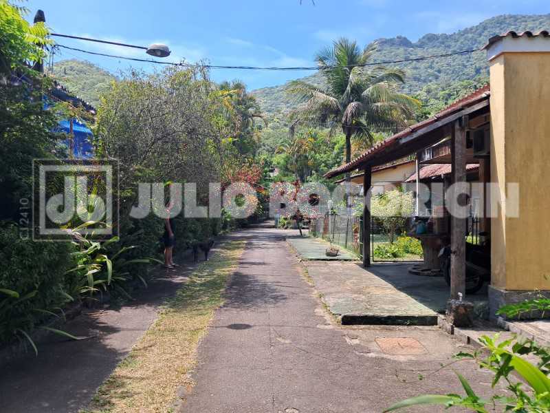 Conheça WhatsApp Image 2026-01-15 at 1 do imóvel - taquara-jacarepagua-sitio-4casas-10quartos-5suites-jardim-piscina-rea gourmet- churrasqueira-campo futebol-nascente-cachoeirra-lago com peixes-arvores frutiferas,pomar-60vagas - JBJ601994 - 37 WhatsApp Image 2026-01-15 at 1 - 37