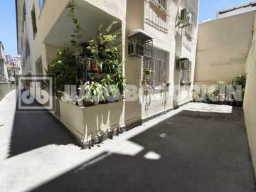 Imperdível - Apartamento térreo com varanda, sala para dois ambientes, 2 quartos, dependência completa, jardim de inverno - JBT207305