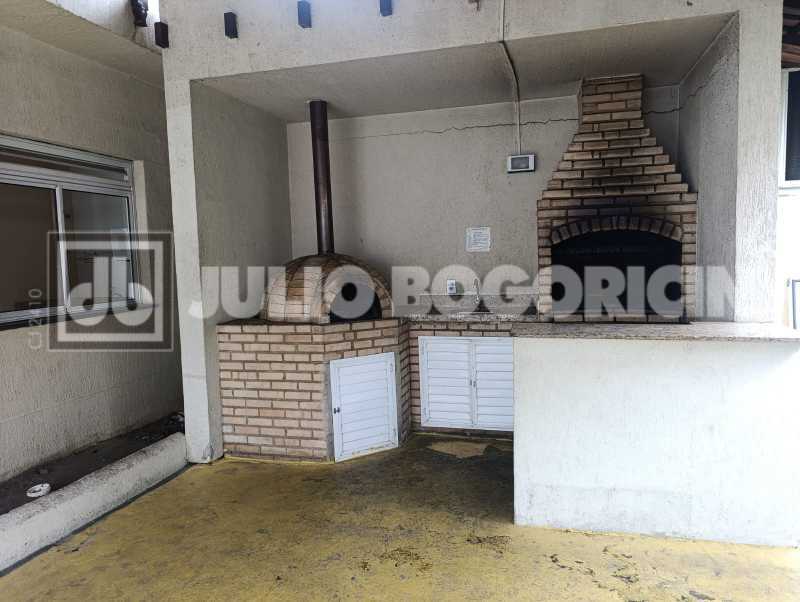 31 CHURRASQUEIRA E FORNO. - 32