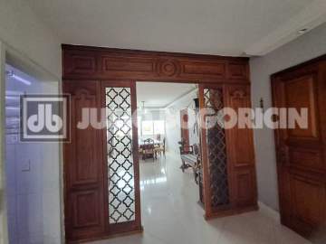 Oportunidade - localização privilegiada rua Paissandu , Apartamento de ultimo andar linda vista livre para o Pão de Açúcar , sala em ambientes 05qtos 01suíte ,02banheiros sociais , lavabo , cozinha e dependências completas , 02 vagas escrituradas , - JBF42191