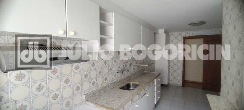 Conheça 22 do imóvel - Excelente apartamento, 3 quartos (1 suíte), dependências completas, vaga de garagem escriturada. Oportunidade!! - JBT305405 - 22 22 - 22