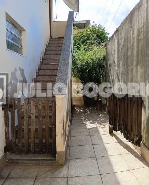 21 ESCADA DE ACESSO CASA 2. - 21