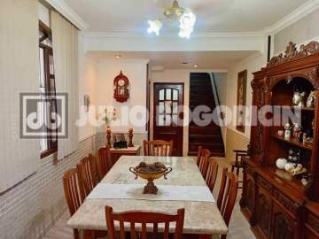 Imperdível - Casa triplex à venda à 10 min do metrô Saens Pena: Varandão coberto, 4 Quartos ao total, Cozinha espaçosa com armários, Banheiro Social e Garagem com 2 Vagas. - JBAP62984