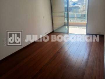 Oportunidade - Exelente apartamento, reformado, varandão, salão, 2 quartos, dependências completas, 1vaga escriturada. - JBT207345