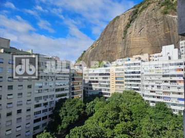 Oportunidade Posto 5! Praça Eugênio Jardim! Amplo apartamento frontal, andar alto, salão, três quartos, vaga. - JBC305361