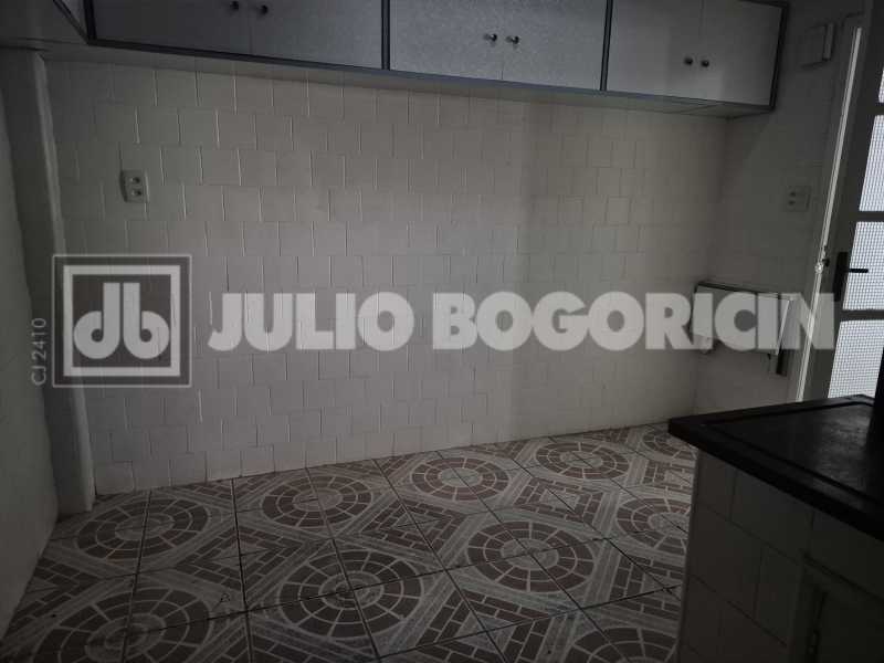 Conheça 22 do imóvel - Rua Cinco de Julho, muito arborizada, 2 Quartos com vaga escritura. - JBC200071 - 22 22 - 22