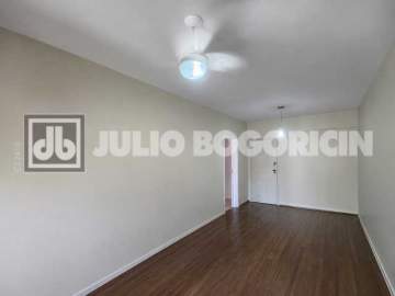 Ótima localização - Apartamento na Freguesia | 66m² | 2 Quartos | Varanda | Sol da Manhã - JBJ204380