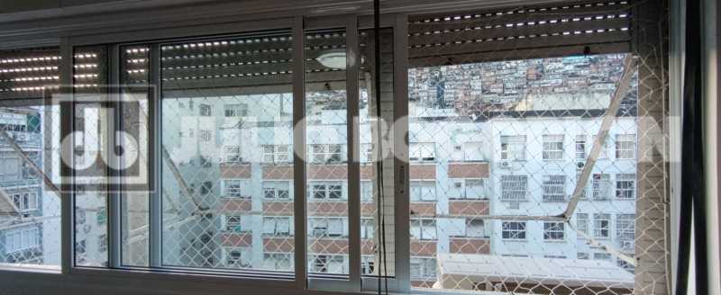 JANELA DA SALA. - 13