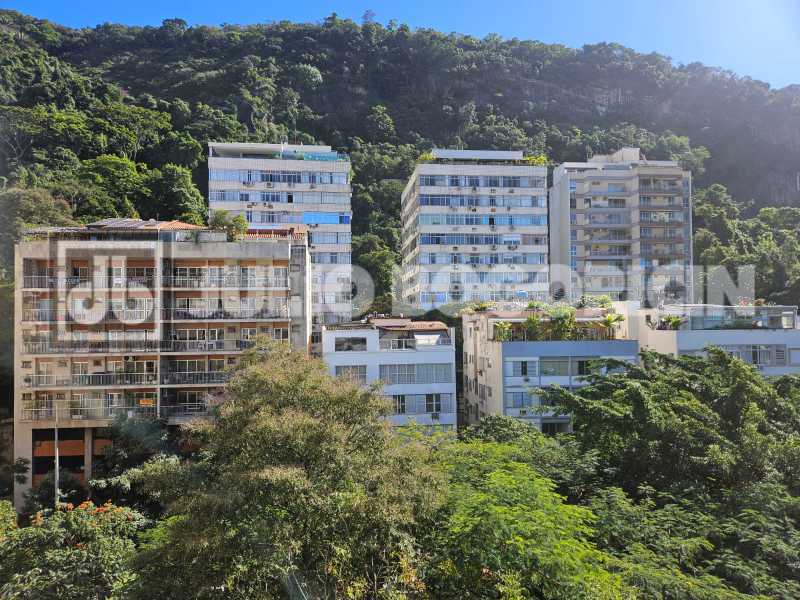 Conheça 80cbe590-f7f2-41fe-9072-be71e3 do imóvel - Botafogo! Rua Eduardo Guinle, três quartos, indevassável, dependência completa. Vaga de garagem. - JBF38460 - 1 80cbe590-f7f2-41fe-9072-be71e3 - 1