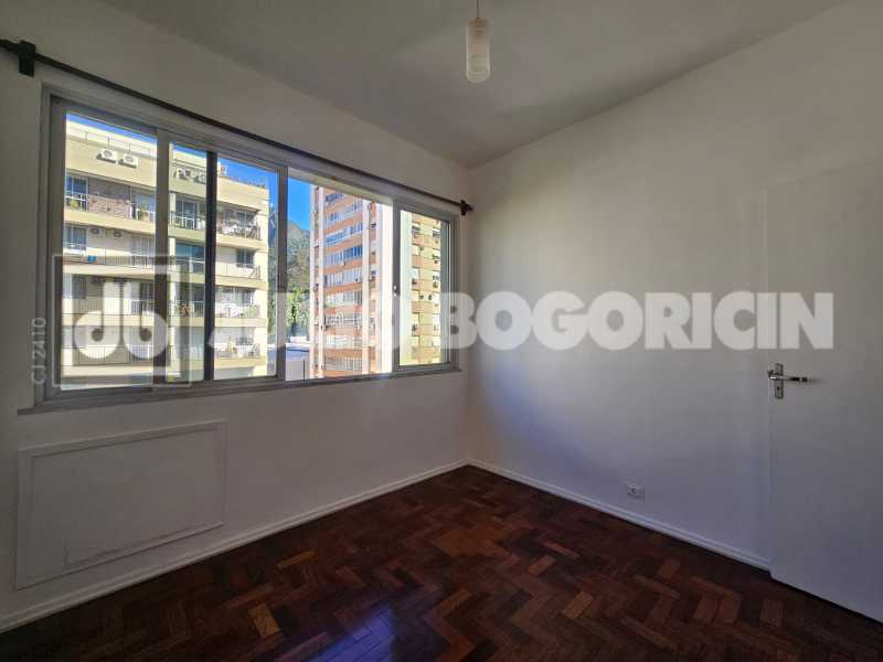Conheça ce30cbb3-9282-42df-87b5-c3405e do imóvel - Botafogo! Rua Eduardo Guinle, três quartos, indevassável, dependência completa. Vaga de garagem. - JBF38460 - 17 ce30cbb3-9282-42df-87b5-c3405e - 17
