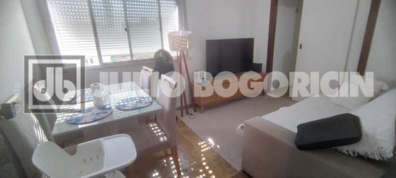 Conheça 1 do imóvel - Apartamento, 2 quartos, dependências completas, vaga de garagem escriturada, fácil acesso ao Centro, Zona Sul e Norte, próximo a Colégio Militar, farta condução e comércio. - JBT207401 - 2 1 - 2