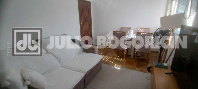 Conheça 2 do imóvel - Apartamento, 2 quartos, dependências completas, vaga de garagem escriturada, fácil acesso ao Centro, Zona Sul e Norte, próximo a Colégio Militar, farta condução e comércio. - JBT207401 - 1 2 - 1