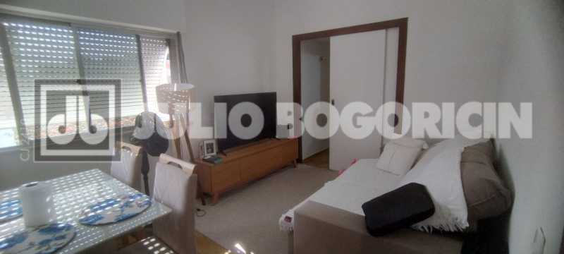 Conheça 3 do imóvel - Apartamento, 2 quartos, dependências completas, vaga de garagem escriturada, fácil acesso ao Centro, Zona Sul e Norte, próximo a Colégio Militar, farta condução e comércio. - JBT207401 - 3 3 - 3