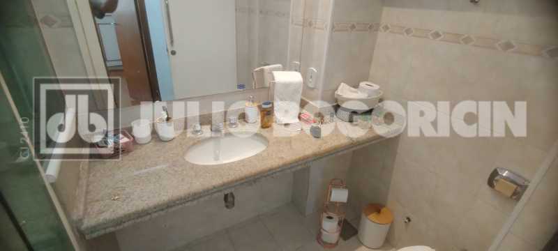 Conheça 13 do imóvel - Apartamento, 2 quartos, dependências completas, vaga de garagem escriturada, fácil acesso ao Centro, Zona Sul e Norte, próximo a Colégio Militar, farta condução e comércio. - JBT207401 - 13 13 - 13