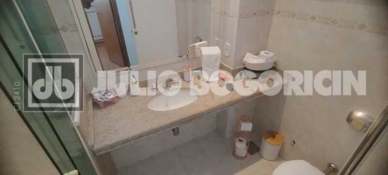 Conheça 15 do imóvel - Apartamento, 2 quartos, dependências completas, vaga de garagem escriturada, fácil acesso ao Centro, Zona Sul e Norte, próximo a Colégio Militar, farta condução e comércio. - JBT207401 - 15 15 - 15