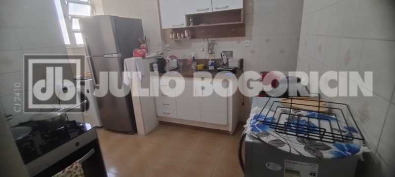 Conheça 16 do imóvel - Apartamento, 2 quartos, dependências completas, vaga de garagem escriturada, fácil acesso ao Centro, Zona Sul e Norte, próximo a Colégio Militar, farta condução e comércio. - JBT207401 - 16 16 - 16