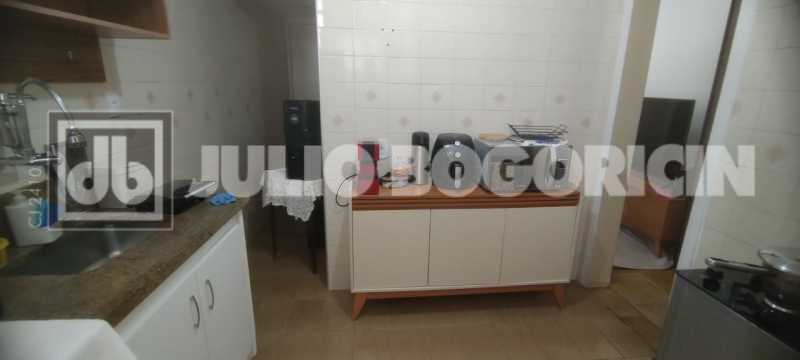 Conheça 17 do imóvel - Apartamento, 2 quartos, dependências completas, vaga de garagem escriturada, fácil acesso ao Centro, Zona Sul e Norte, próximo a Colégio Militar, farta condução e comércio. - JBT207401 - 17 17 - 17