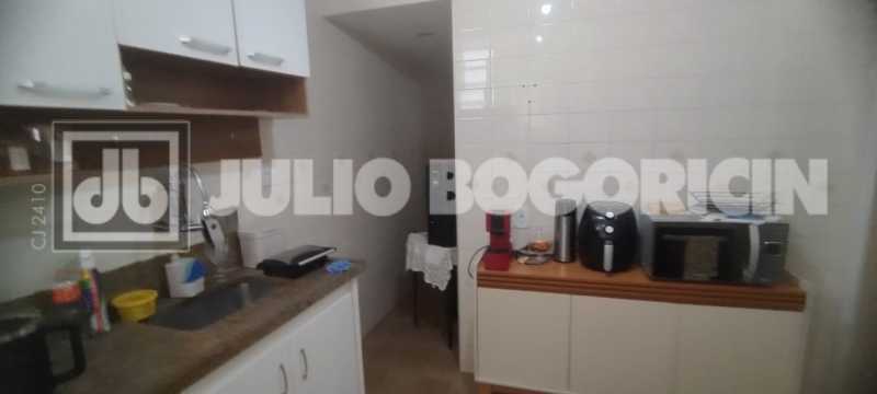 Conheça 19 do imóvel - Apartamento, 2 quartos, dependências completas, vaga de garagem escriturada, fácil acesso ao Centro, Zona Sul e Norte, próximo a Colégio Militar, farta condução e comércio. - JBT207401 - 19 19 - 19