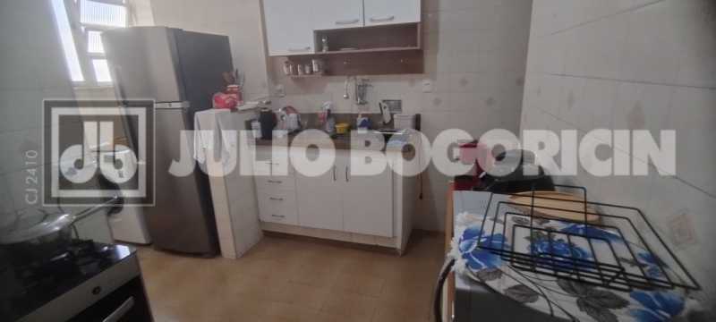 Conheça 22 do imóvel - Apartamento, 2 quartos, dependências completas, vaga de garagem escriturada, fácil acesso ao Centro, Zona Sul e Norte, próximo a Colégio Militar, farta condução e comércio. - JBT207401 - 22 22 - 22