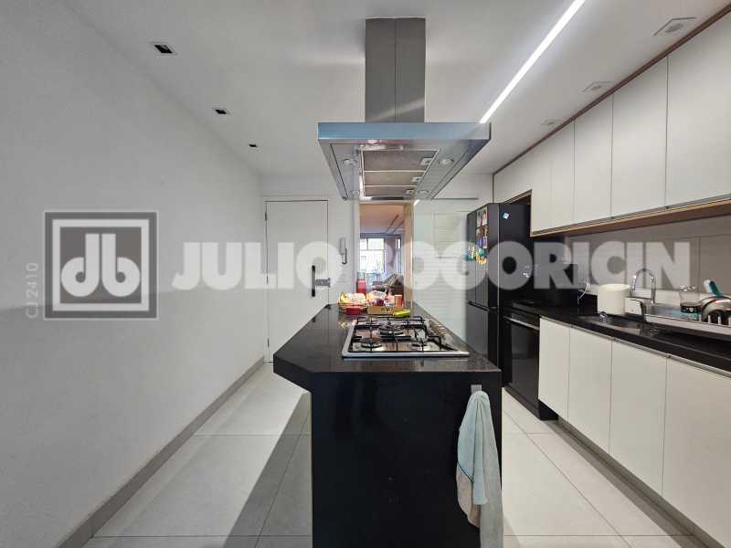 Conheça 5d032d78-70d1-4818-89dd-a6ea17 do imóvel - Paissandu! Quadra da praia, apartamento amplo, reformado, três quartos, suíte. Duas vagas de garagem. - JBF38498 - 23 5d032d78-70d1-4818-89dd-a6ea17 - 23