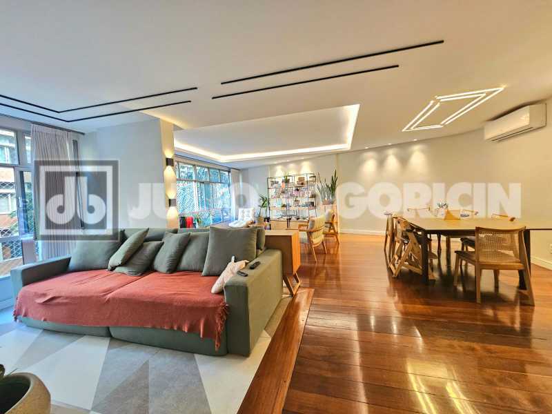 Conheça 15c54815-c1d3-4b16-a3eb-b34872 do imóvel - Paissandu! Quadra da praia, apartamento amplo, reformado, três quartos, suíte. Duas vagas de garagem. - JBF38498 - 2 15c54815-c1d3-4b16-a3eb-b34872 - 2