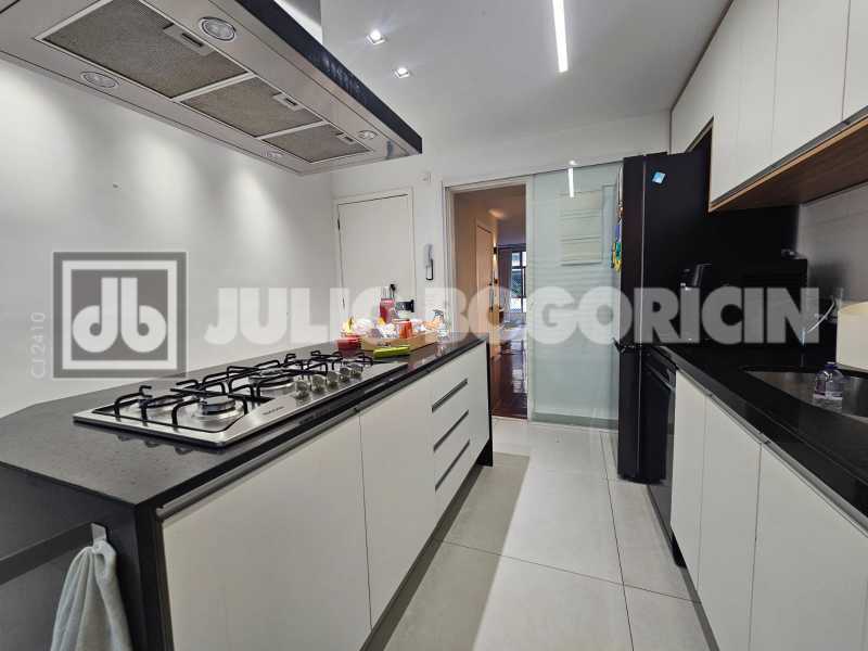 Conheça 57e438c1-3c8a-44ce-a794-b6cd75 do imóvel - Paissandu! Quadra da praia, apartamento amplo, reformado, três quartos, suíte. Duas vagas de garagem. - JBF38498 - 13 57e438c1-3c8a-44ce-a794-b6cd75 - 13