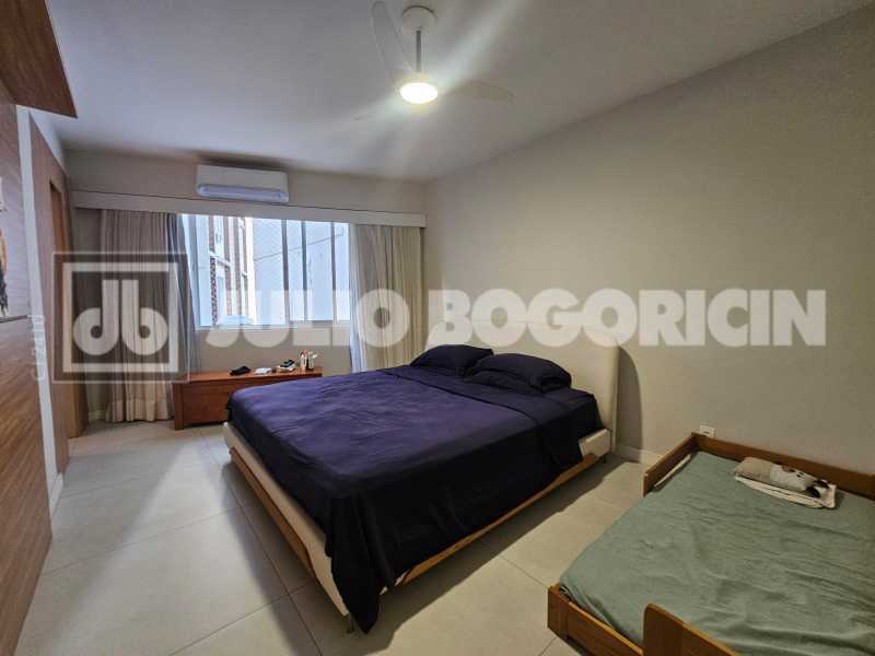 Conheça 8018dd6e-1514-4b52-91f9-ca6e15 do imóvel - Paissandu! Quadra da praia, apartamento amplo, reformado, três quartos, suíte. Duas vagas de garagem. - JBF38498 - 17 8018dd6e-1514-4b52-91f9-ca6e15 - 17