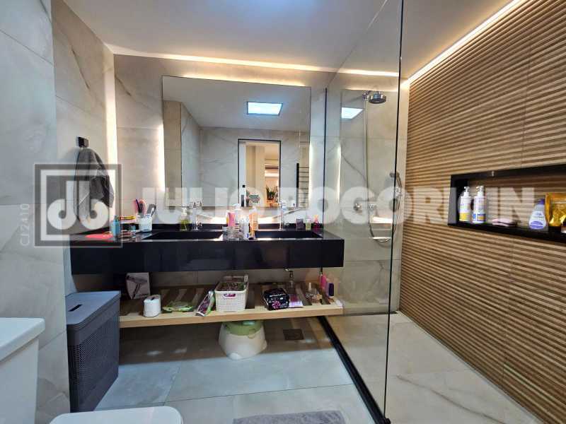 Conheça d4dc493b-3808-4f13-b1d2-e6f947 do imóvel - Paissandu! Quadra da praia, apartamento amplo, reformado, três quartos, suíte. Duas vagas de garagem. - JBF38498 - 18 d4dc493b-3808-4f13-b1d2-e6f947 - 18
