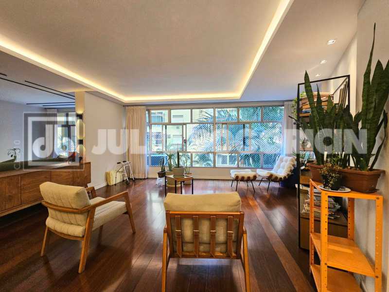 Conheça e27cb717-53ac-4181-9099-313569 do imóvel - Paissandu! Quadra da praia, apartamento amplo, reformado, três quartos, suíte. Duas vagas de garagem. - JBF38498 - 1 e27cb717-53ac-4181-9099-313569 - 1