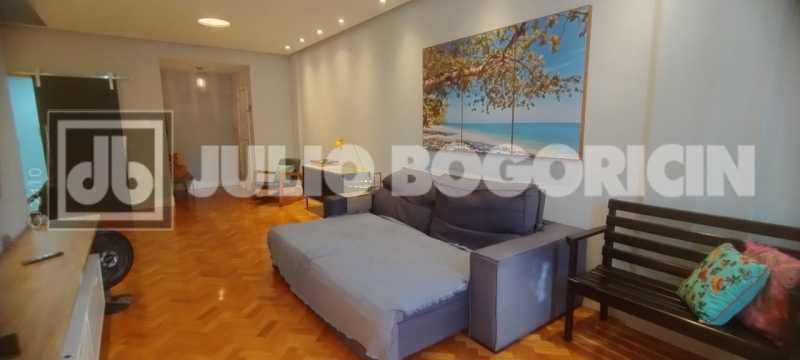Conheça 2 2 do imóvel - Alto Rua Uruguai, área nobre. Lindíssimo apartamento, 3 quartos (suíte), dependências completas, vaga de garagem. Sol matinal. Metrô Uruguai e farta comércio e condução. NADA A FAZER !!! - JBT305455 - 2 2 2 - 2