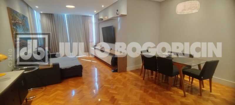 Conheça 8 2 do imóvel - Alto Rua Uruguai, área nobre. Lindíssimo apartamento, 3 quartos (suíte), dependências completas, vaga de garagem. Sol matinal. Metrô Uruguai e farta comércio e condução. NADA A FAZER !!! - JBT305455 - 8 8 2 - 8