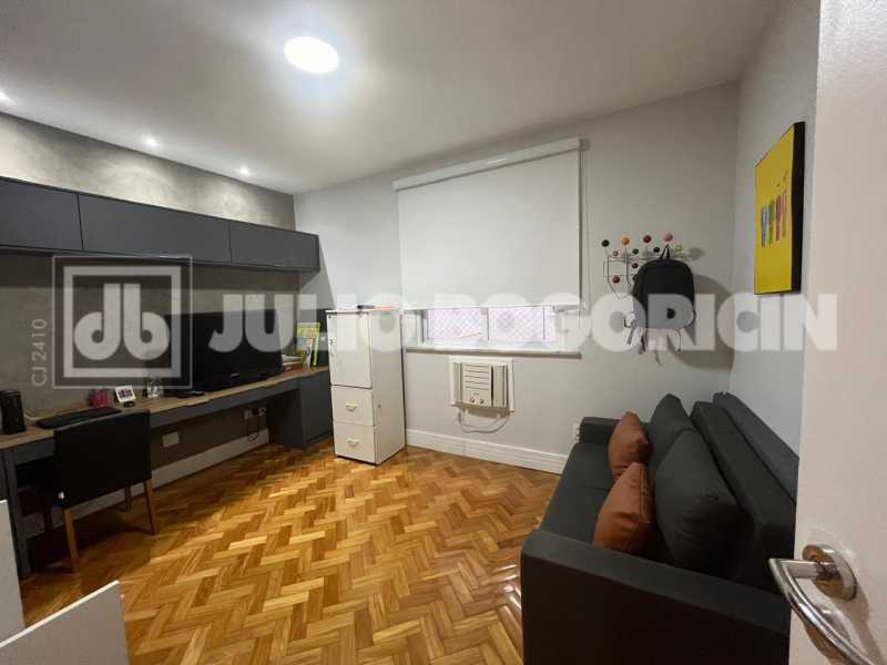 Conheça 19 do imóvel - Alto Rua Uruguai, área nobre. Lindíssimo apartamento, 3 quartos (suíte), dependências completas, vaga de garagem. Sol matinal. Metrô Uruguai e farta comércio e condução. NADA A FAZER !!! - JBT305455 - 19 19 - 19