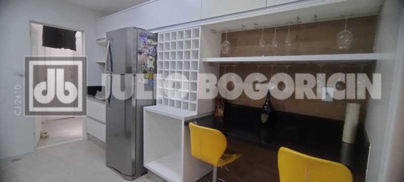 Conheça 20 2 do imóvel - Alto Rua Uruguai, área nobre. Lindíssimo apartamento, 3 quartos (suíte), dependências completas, vaga de garagem. Sol matinal. Metrô Uruguai e farta comércio e condução. NADA A FAZER !!! - JBT305455 - 20 20 2 - 20