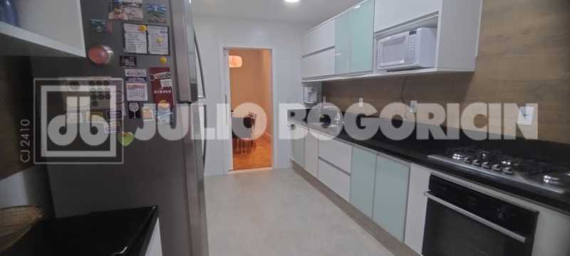 Conheça 22 2 do imóvel - Alto Rua Uruguai, área nobre. Lindíssimo apartamento, 3 quartos (suíte), dependências completas, vaga de garagem. Sol matinal. Metrô Uruguai e farta comércio e condução. NADA A FAZER !!! - JBT305455 - 22 22 2 - 22