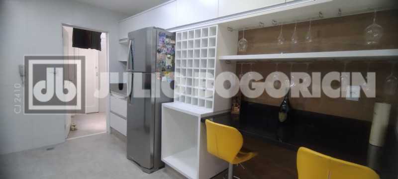 Conheça 23 2 do imóvel - Alto Rua Uruguai, área nobre. Lindíssimo apartamento, 3 quartos (suíte), dependências completas, vaga de garagem. Sol matinal. Metrô Uruguai e farta comércio e condução. NADA A FAZER !!! - JBT305455 - 23 23 2 - 23