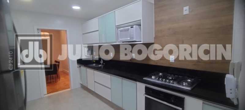 Conheça 24 2 do imóvel - Alto Rua Uruguai, área nobre. Lindíssimo apartamento, 3 quartos (suíte), dependências completas, vaga de garagem. Sol matinal. Metrô Uruguai e farta comércio e condução. NADA A FAZER !!! - JBT305455 - 24 24 2 - 24